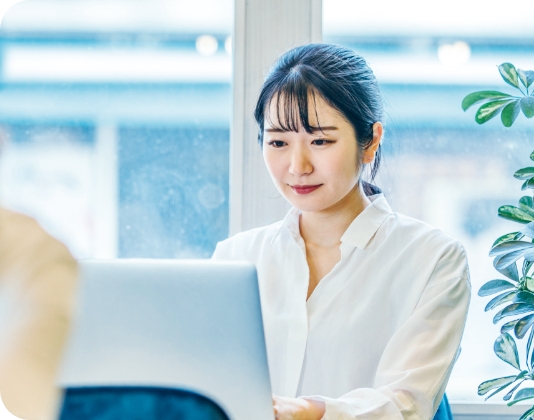 オフィスで働く様子