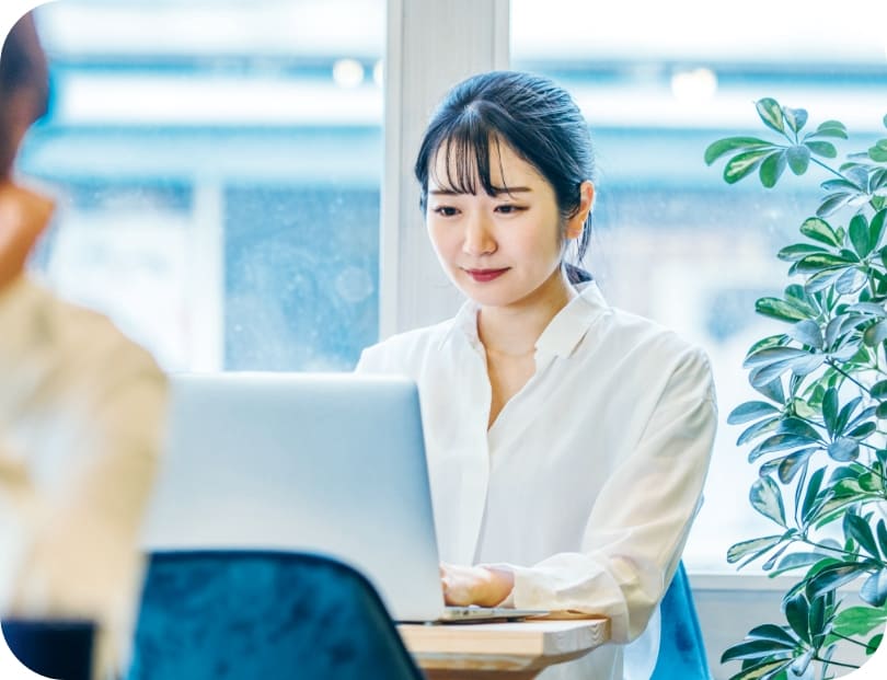 オフィスで働く様子
